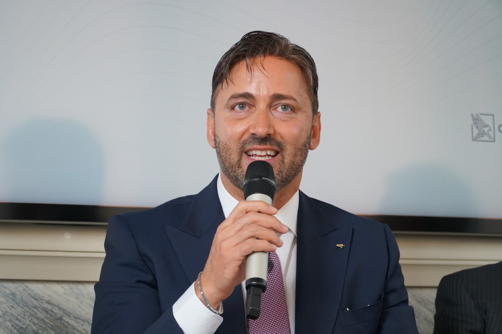 CD3DD5B5-6825-42F4-B91A-48C43BB8010E